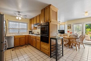 Fridge, microwave, oven, stovetop - Beautiful 3BR/2BA home 10 mins from SFO (Millbrae)