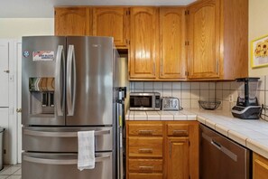 Fridge, microwave, oven, stovetop - Beautiful 3BR/2BA home 10 mins from SFO (Millbrae)