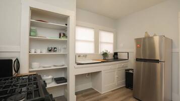 Kjøleskap, mikrobølgeovn, ovn og kokeplater