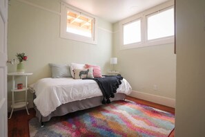2 habitaciones, tabla de planchar con plancha, wifi y ropa de cama 