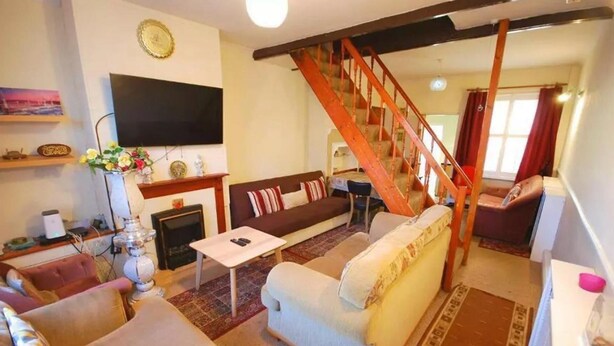 Living area - Spacious Four-bedroom House With Garden in Wembley (Wembley)