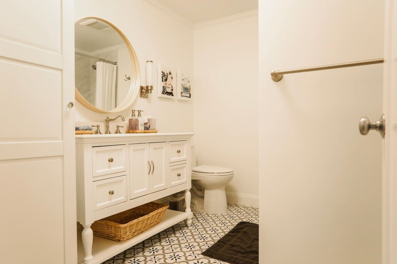 Douche, séchoir à cheveux, serviettes fournies