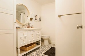 Suihku, hiustenkuivaaja, pyyhkeet