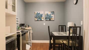 Een magnetron, een koffiezetapparaat/waterkoker