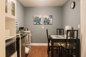 Mikroaaltouuni, kahvin-/teenkeitin, keittoastiat/astiat/ruokailuvälineet