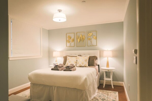 書桌、熨斗/熨衫板、可攜式嬰兒床、Wi-Fi