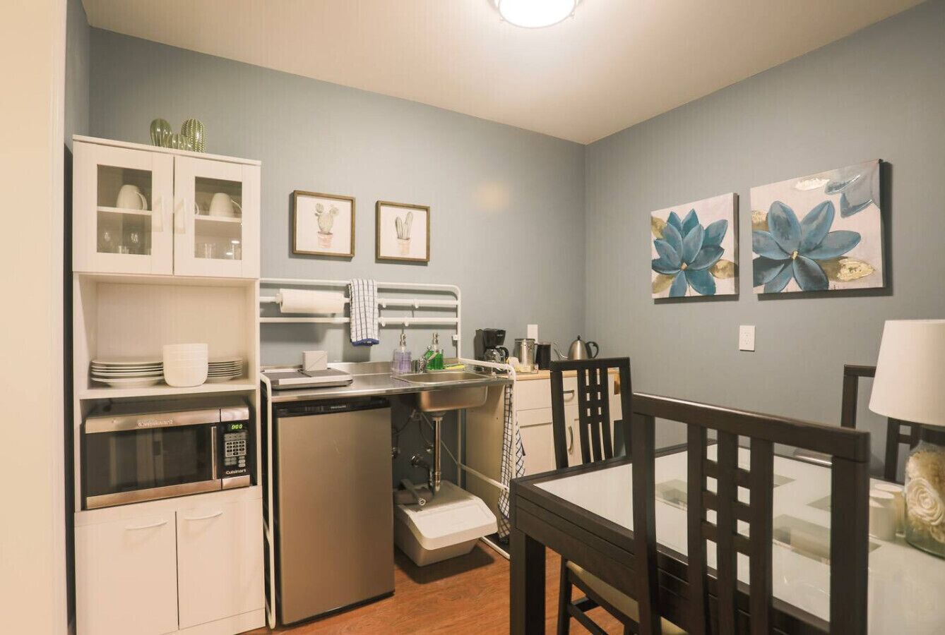 Mikrowelle, Wasserkocher mit Kaffee-/Teezubehör