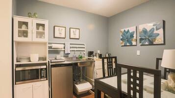 Mikrowelle, Wasserkocher mit Kaffee-/Teezubehör