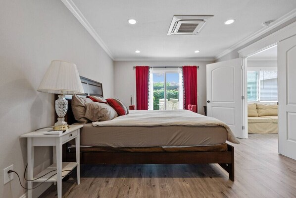 Desk, iron/ironing board, WiFi, bed sheets