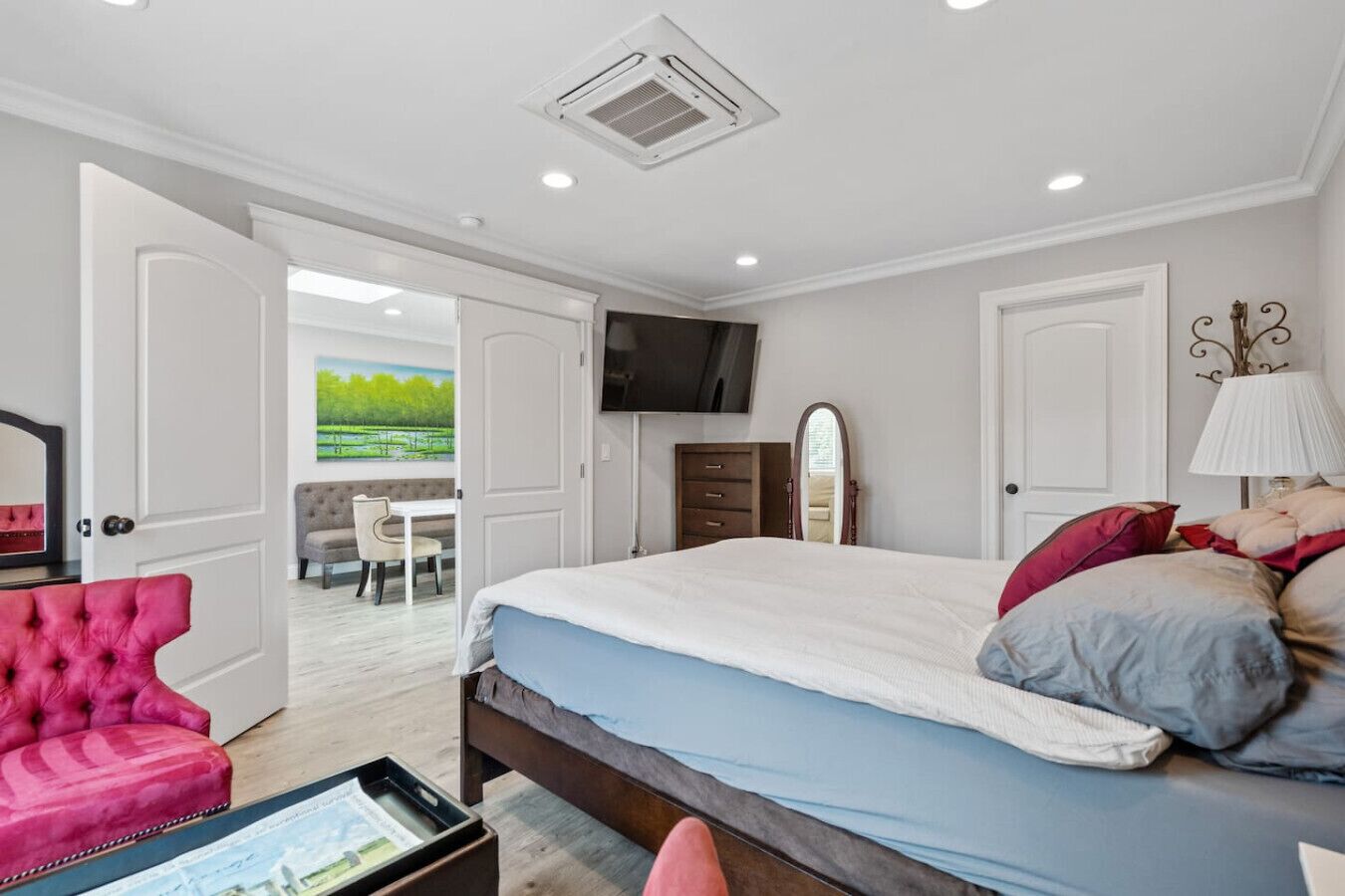 Desk, iron/ironing board, WiFi, bed sheets