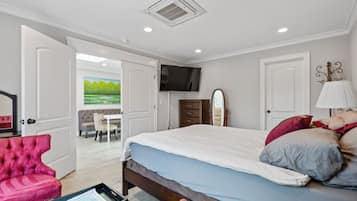 Desk, iron/ironing board, WiFi, bed sheets