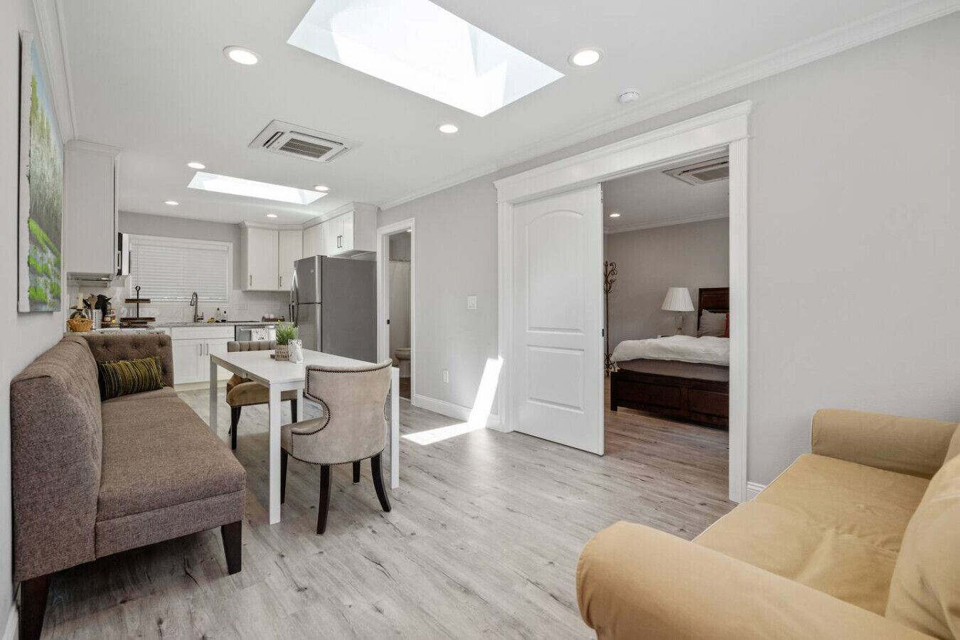 Una televisión, una oficina