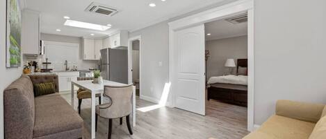 Una televisión, una oficina