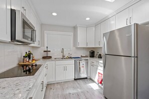 Réfrigérateur, four à micro-ondes, surface de cuisson, lave-vaisselle