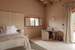 Suite, hageutsikt | Safe på rommet, skrivebord, blendingsgardiner og wi-fi (inkludert)