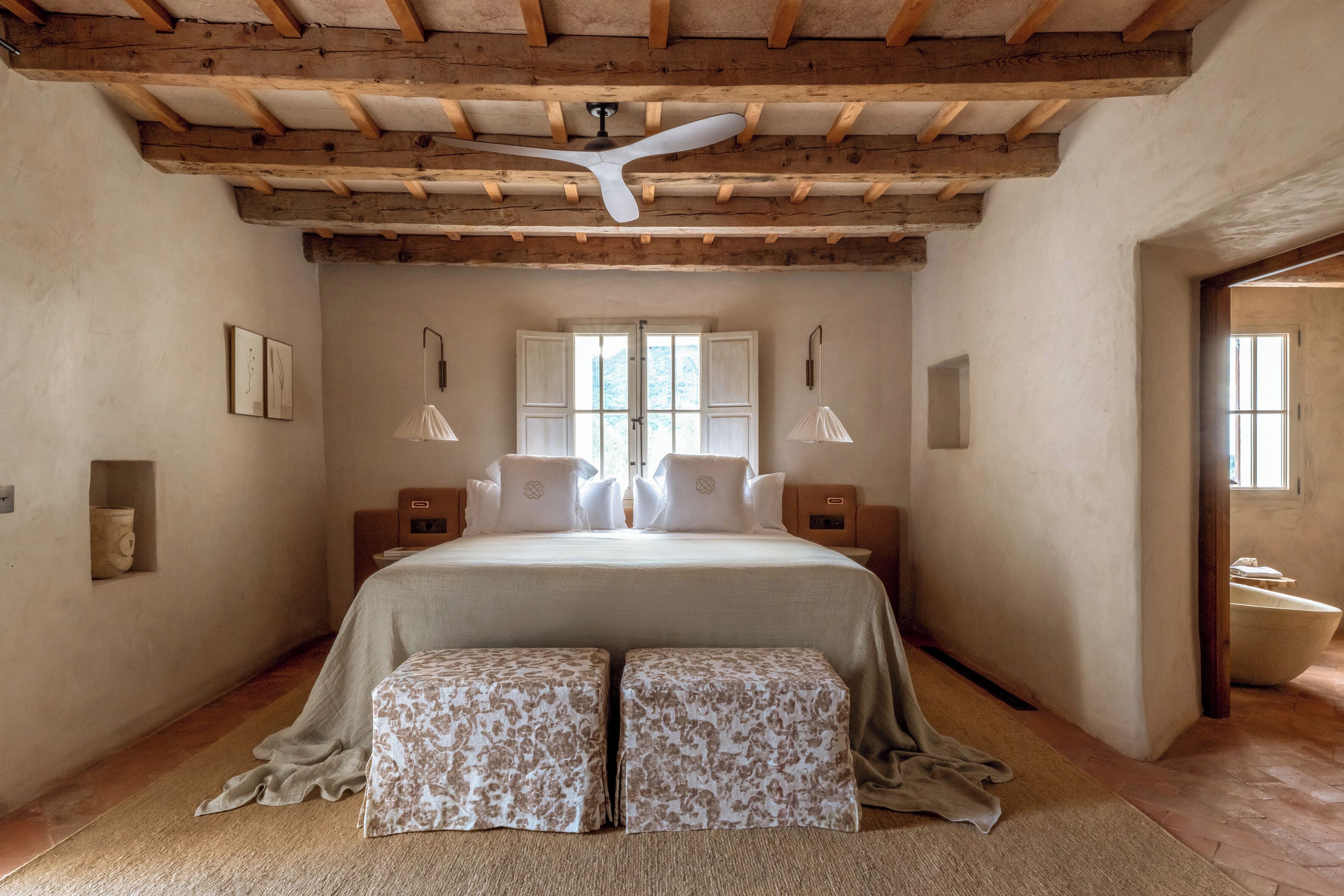 Rom – superior, terrasse | Safe på rommet, skrivebord, blendingsgardiner og wi-fi (inkludert)