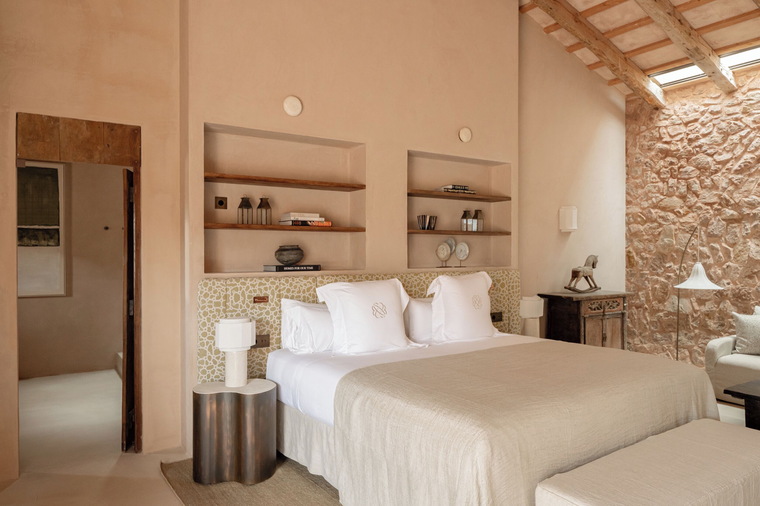 Rom – junior | Safe på rommet, skrivebord, blendingsgardiner og wi-fi (inkludert)