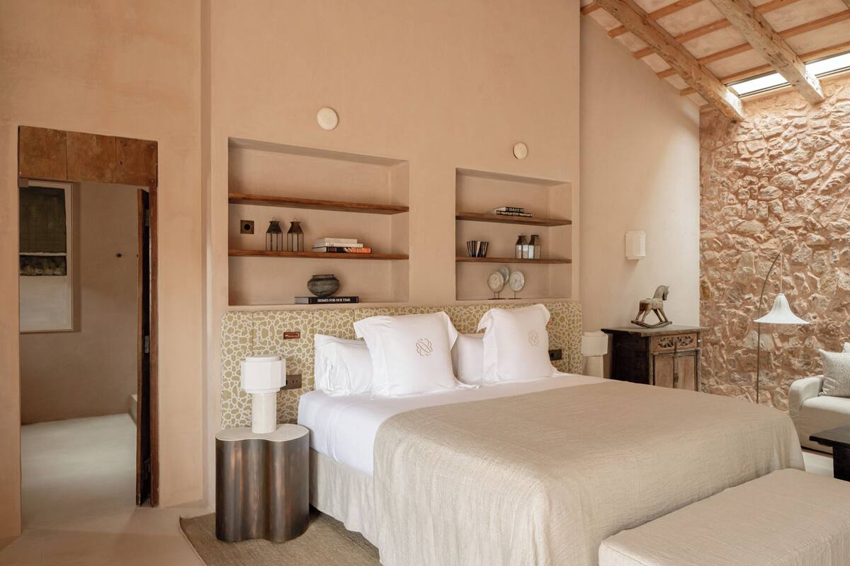 Rom – junior | Safe på rommet, skrivebord, blendingsgardiner og wi-fi (inkludert)