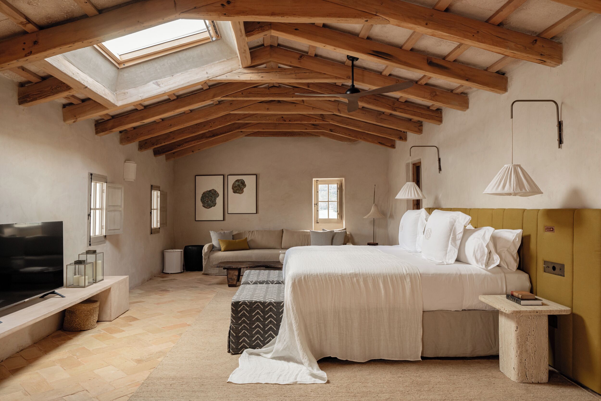 Sviitti, terassi | Tallelokero huoneessa, työpöytä, pimennysverhot, ilmainen Wi-Fi