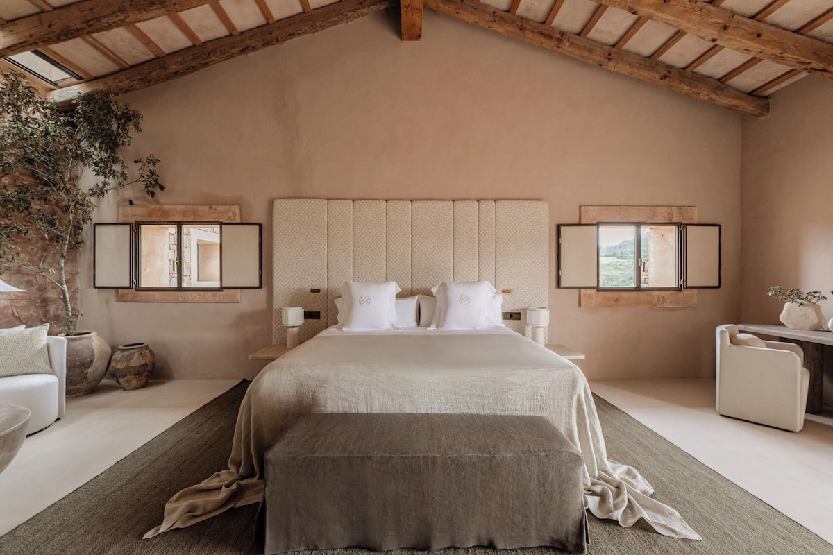 Suite, hageutsikt | Safe på rommet, skrivebord, blendingsgardiner og wi-fi (inkludert)