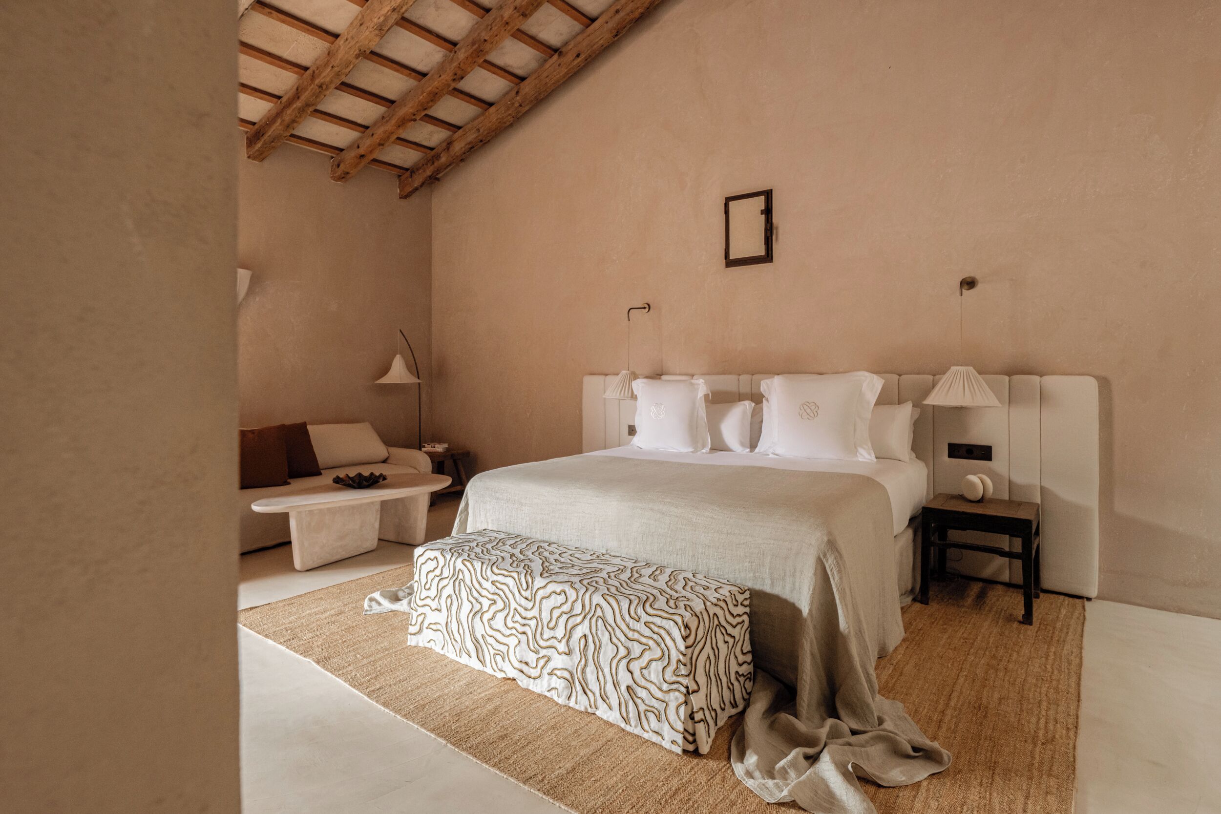 Junior-huone | Tallelokero huoneessa, työpöytä, pimennysverhot, ilmainen Wi-Fi