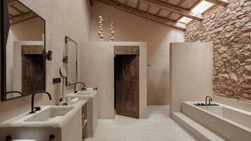 Garden Suite | Bathroom | Hair dryer, towels, soap, shampoo