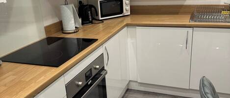 Departamento | Cocina privada | Refrigerador, microondas, horno y parrilla de estufa