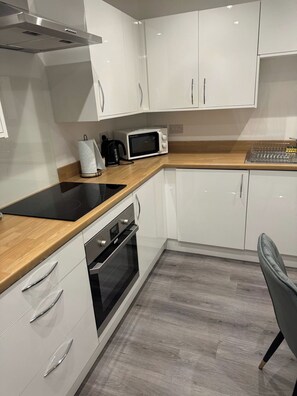 Apartment | Private kitchen | Fridge, microwave, oven, stovetop - Bright & Cozy Hull Stay (Hull)