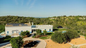 A modern house with a solar panel roof, a swimming pool, and a well-maintained garden. - Quinta da Pisilveira (Loulé)