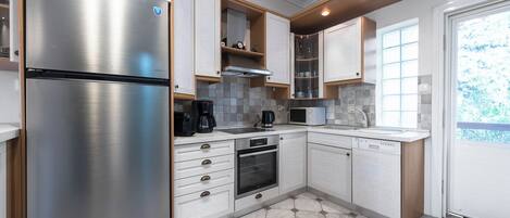 Fridge, oven, dishwasher, coffee/tea maker