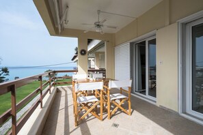 Outdoor dining - Hanioti Waves by Luxlikehome (Chaniotis)