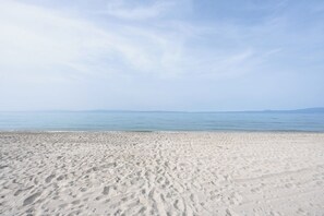 På stranden