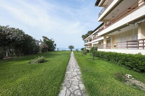 Property grounds - Hanioti Waves by Luxlikehome (Chaniotis)