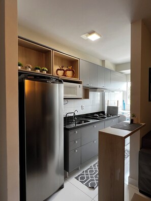 Kylskåp, mikrovågsugn, spishäll och kaffe- och tebryggare