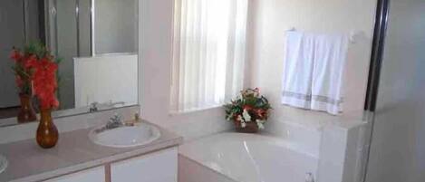 Maison, plusieurs lits, accĂšs piscine, vue piscine (Bailey Villa) | Salle de bain