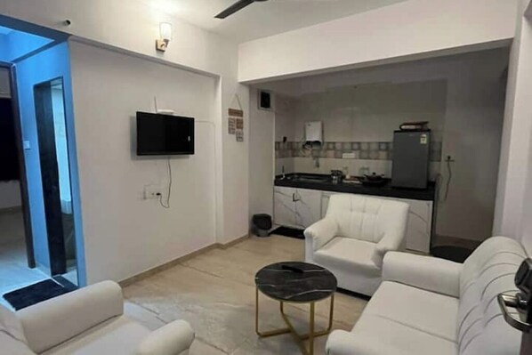 Living area - Cozy Riverview 1Bhk House in koregaon park (Pune)