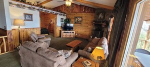 Smart TV, chimenea y reproductor de DVD 