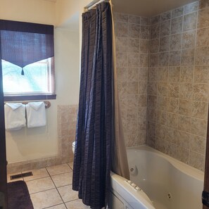 Jetted tub, hair dryer, towels