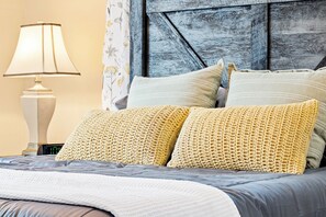 4 bedrooms, iron/ironing board, WiFi, bed sheets