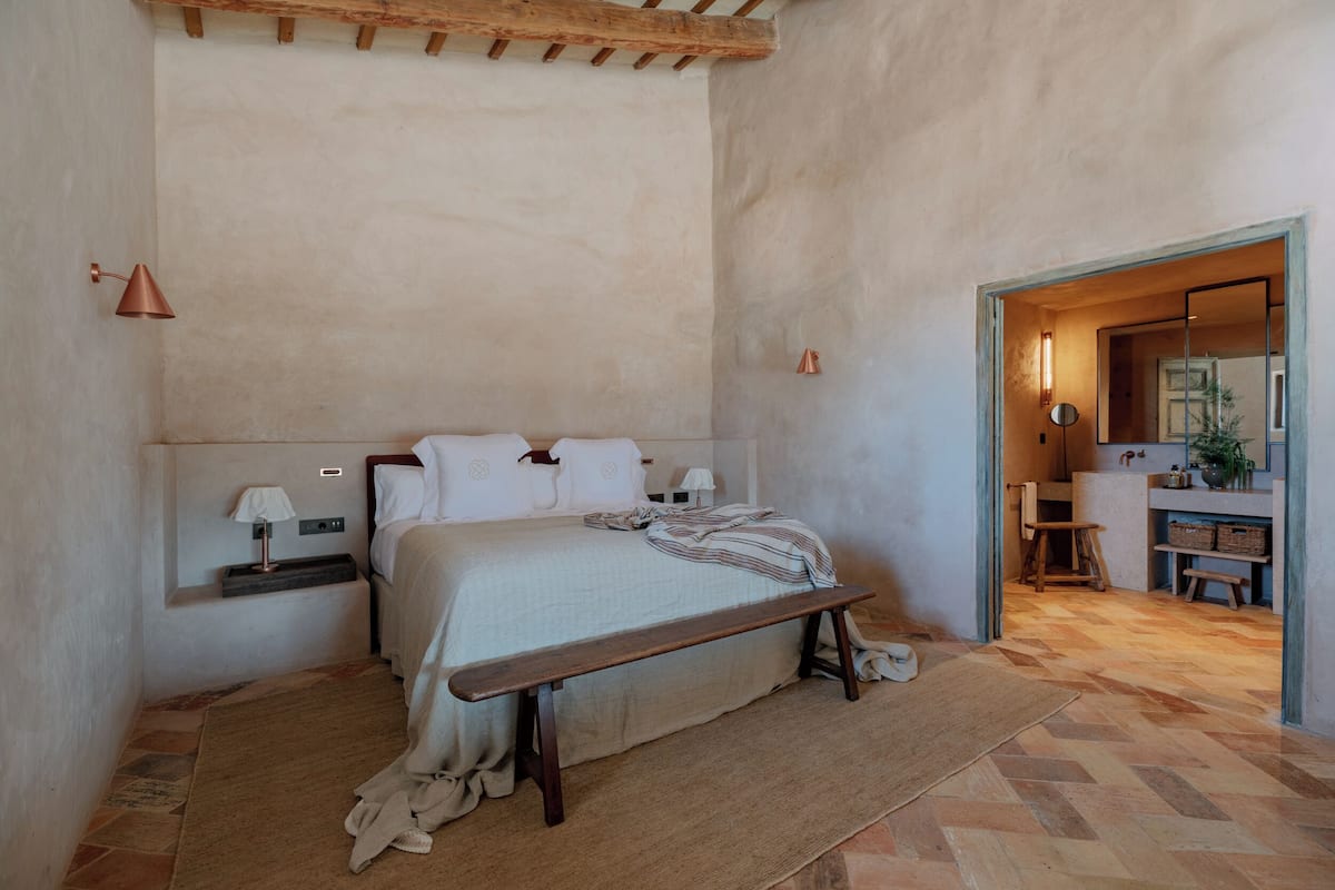 Suite | 1 bedroom, in-room safe, desk, free WiFi