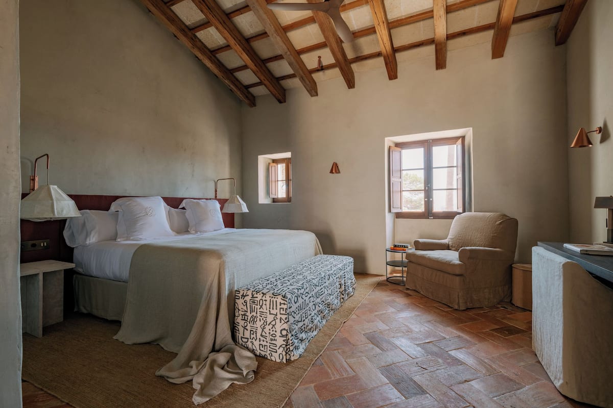 Deluxe Superior | 1 bedroom, in-room safe, desk, free WiFi