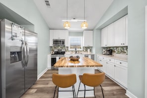Réfrigérateur, four à micro-ondes, un four, surface de cuisson