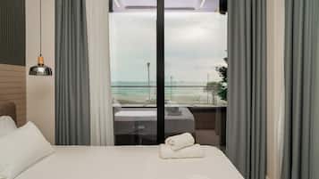 Quarto casal luxo, sacada, vista para o mar | Roupas de cama antialérgicas, frigobar, Wi-Fi de cortesia, roupa de cama