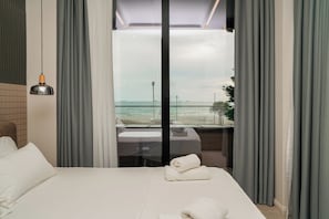 Deluxe Tek Büyük Yataklı Oda, Balkon, Deniz Manzaralı | Anti alerjik yatak takımı, minibar, ücretsiz kablosuz İnternet 