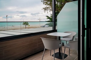 Deluxe-Dreibettzimmer, Balkon, Meerblick | Blick vom Balkon