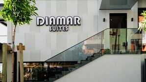 Un edificio moderno con un cartel que dice 'DIAMAR SUITES'.