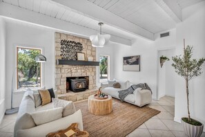 Smart TV, fireplace, ping pong
