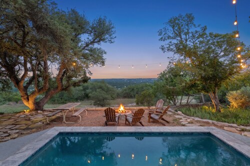 Beautiful French Country Villa wt Pool & Fire-pit in marvelous Austin