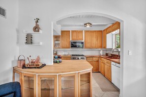 冷蔵庫、電子レンジ、オーブン、コンロ