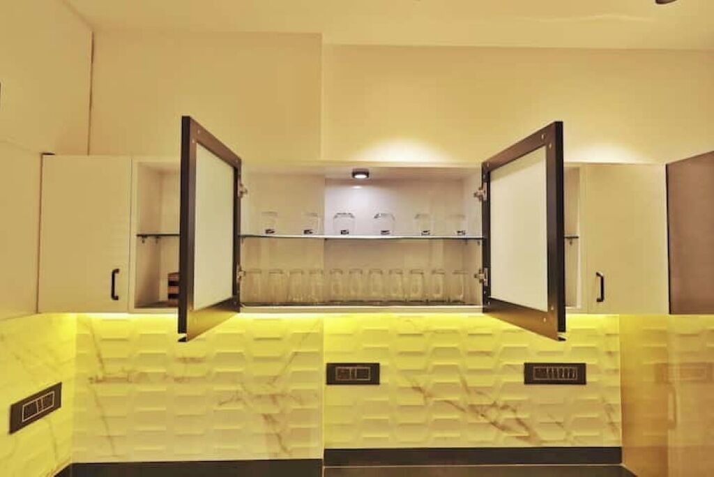Une chambre d’hôtel équipée d’un minibar, d’un lit et d’une salle de bain.